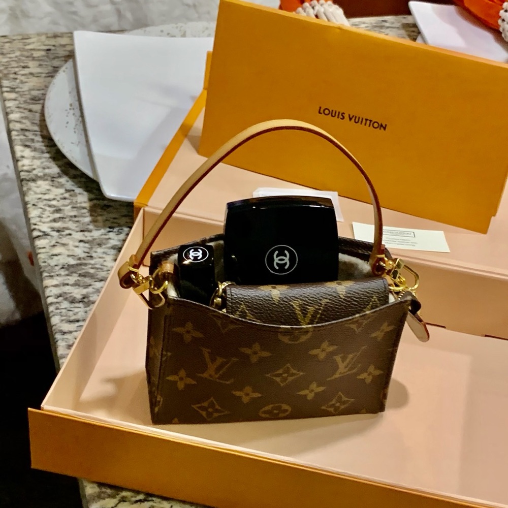 ⏰Louis Vuitton Toiletry 15 w/LV strap - Picture 12 of 16